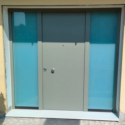 blindato con 2 fissi vetrati acidato bianco e pannello liscio